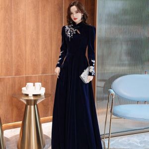China wind heavy industry embroidery improved cheongsam dress high-end temperament velvet long blue over-the-knee dress.