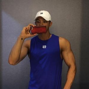 GYMOHYEAH 2021 Zomer Ademend Leisure Fitness Mesh Fabric Vest Mannen Mouwloze Losse Hindernis Basketball Training Sport Tops