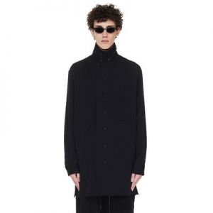 The new spring men's shirt has a dark, loose collar and is simple