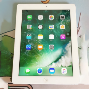 Original Apple iPad 4  90% New 9.7" Retina Touchscreen 16gb/32/64 GB Apple A6 1.40 GHz iOS 10 Wi-Fi  Black and Sliver table
