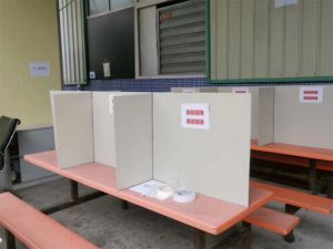 Canteen dining table isolation plate Office protection board Office isolation board Cross plastic bezel Anti-fog