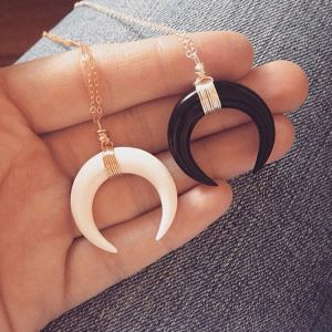 Fashion Simple Black White Crescent Moon Pendant Necklace Elegant Women's Wedding Party Jewelry Charming Lady's Clavicle