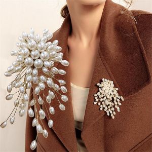 YANGLIUJIA Fashion The Oval Pearl Flower Brooch Europe And The United States Temperament Coat Suits Cardigan Buckle Accessories