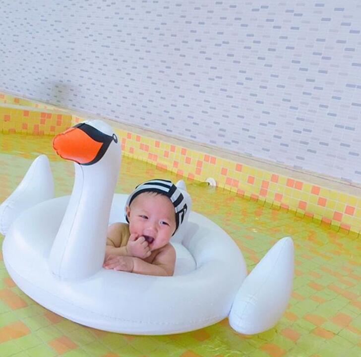 all in one place חצר וגינה white swan flamingos circle Bath Seat Chair baby swimming pool Dining Pushchair Infant Portable Play Game Mat Sofas Learn Stool