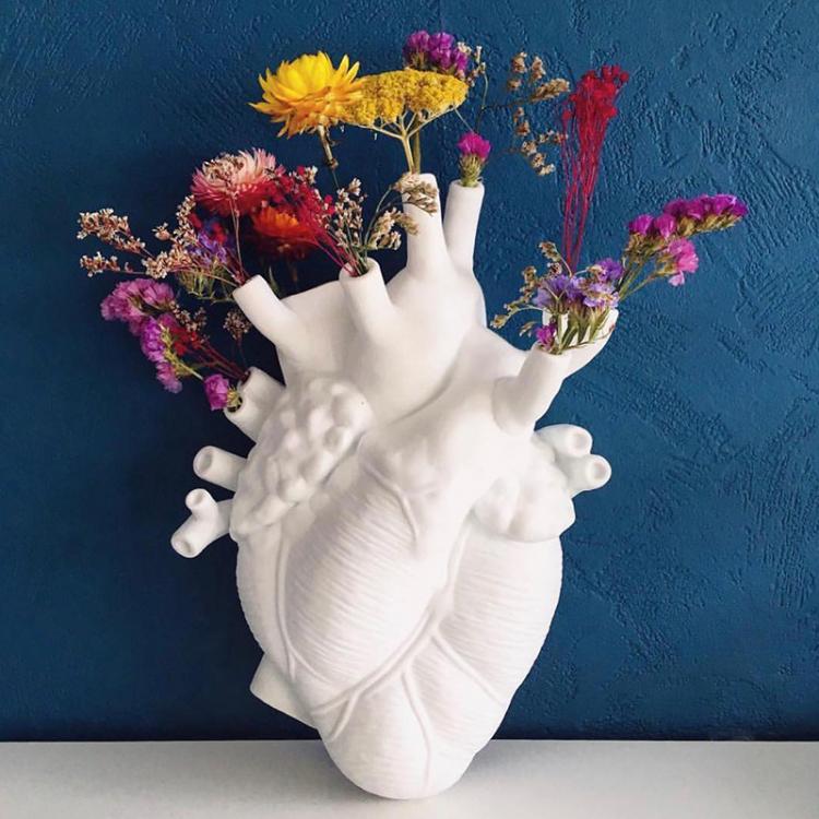 all in one place עיצוב פנים Heart Shape Flower Vase Dried Flowers Containrs Flower Pot Art Vases Resin Body Sculpture Desktop Plant Pot Home Decor Ornament